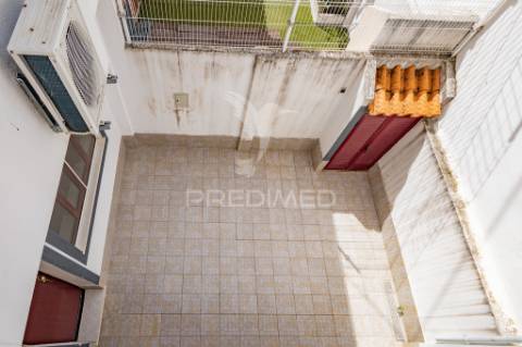 Moradia unifamilar t4- com garagem, quintal e terraço !