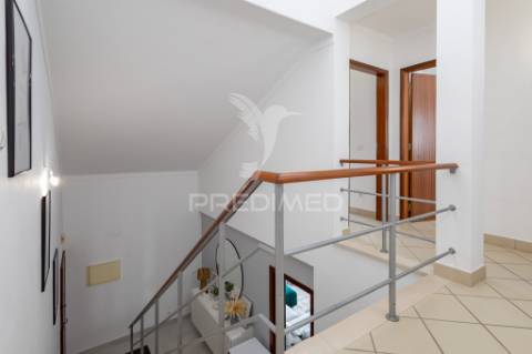 Moradia unifamilar t4- com garagem, quintal e terraço !