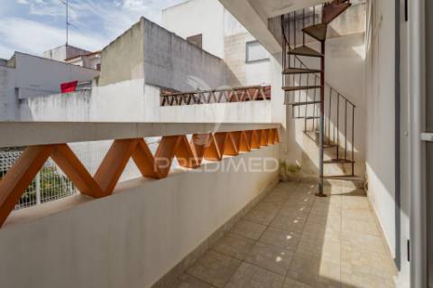 Moradia unifamilar t4- com garagem, quintal e terraço !