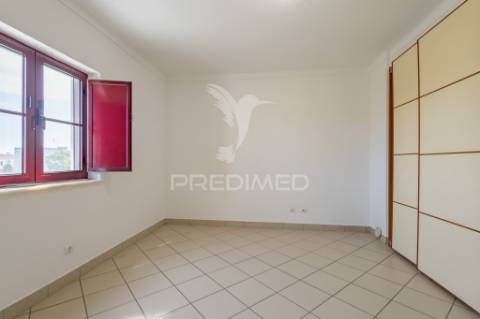Moradia unifamilar t4- com garagem, quintal e terraço !