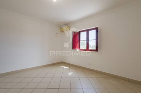 Moradia unifamilar t4- com garagem, quintal e terraço !