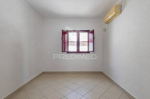 Moradia unifamilar t4- com garagem, quintal e terraço !
