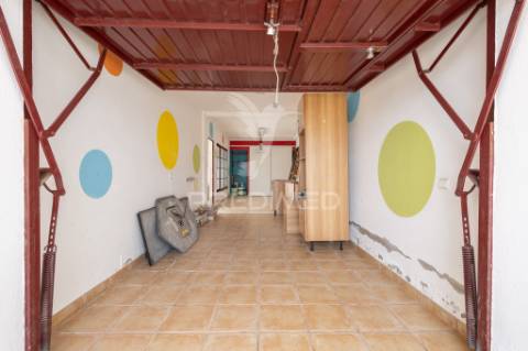 Moradia unifamilar t4- com garagem, quintal e terraço !