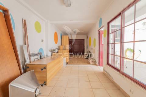 Moradia unifamilar t4- com garagem, quintal e terraço !