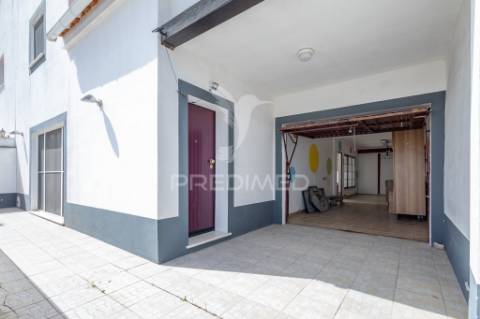 Moradia unifamilar t4- com garagem, quintal e terraço !