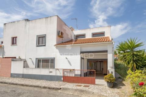 Moradia unifamilar t4- com garagem, quintal e terraço !