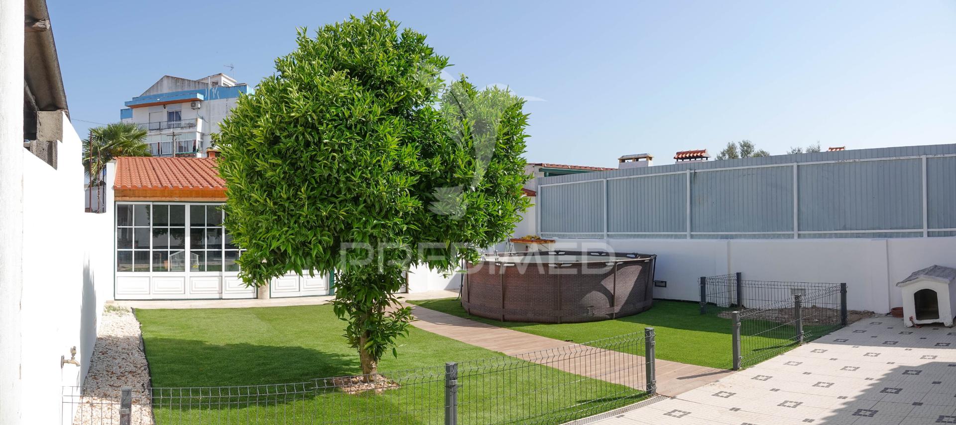Moradia v2 moderna e remodelada com quintal em alferrarede, abrantes.