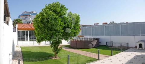 Moradia v2 moderna e remodelada com quintal em alferrarede, abrantes.