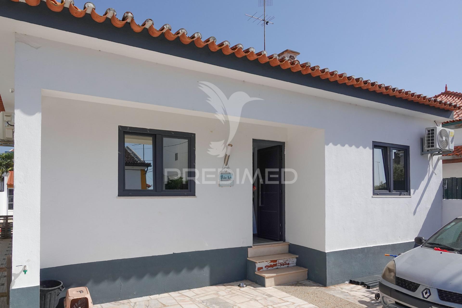 Moradia v2 moderna e remodelada com quintal em alferrarede, abrantes.
