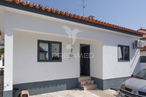 Moradia v2 moderna e remodelada com quintal em alferrarede, abrantes.