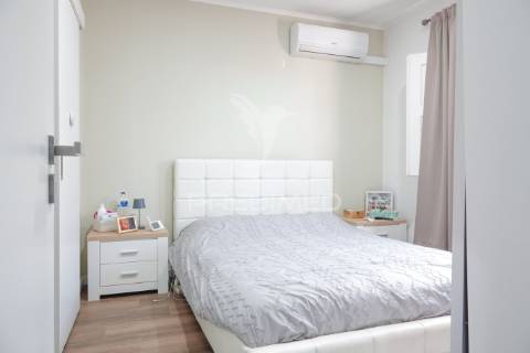 Moradia v2 moderna e remodelada com quintal em alferrarede, abrantes.