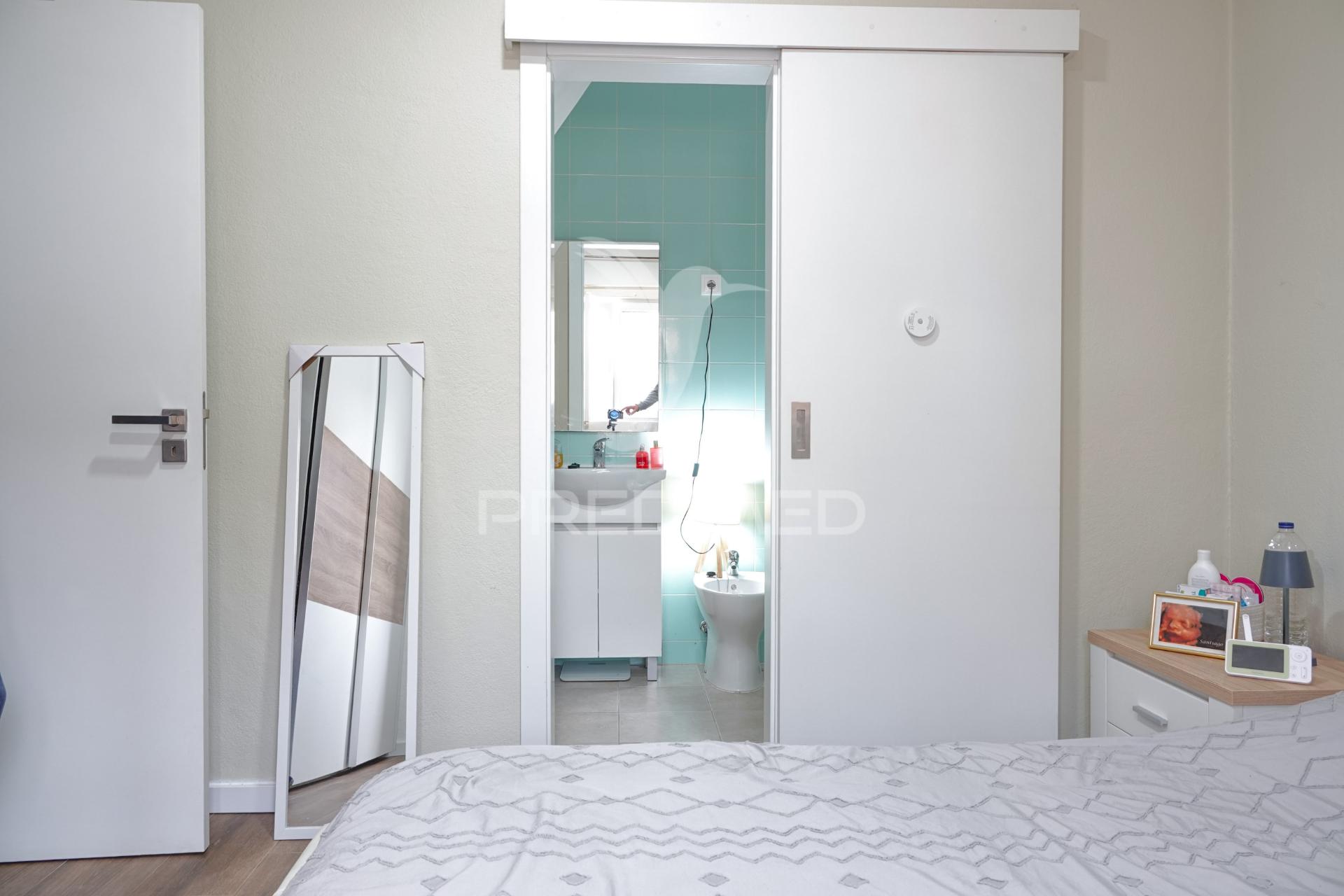 Moradia v2 moderna e remodelada com quintal em alferrarede, abrantes.
