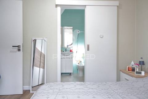 Moradia v2 moderna e remodelada com quintal em alferrarede, abrantes.