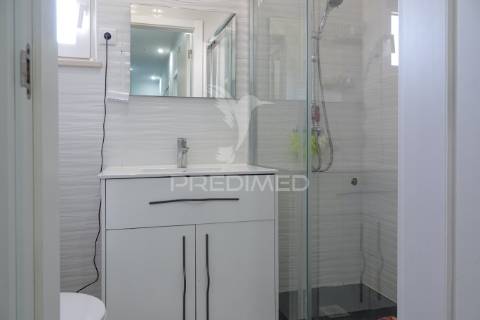 Moradia v2 moderna e remodelada com quintal em alferrarede, abrantes.