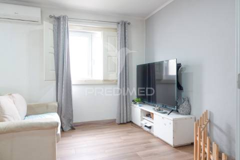 Moradia v2 moderna e remodelada com quintal em alferrarede, abrantes.