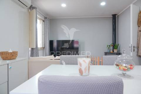 Moradia v2 moderna e remodelada com quintal em alferrarede, abrantes.