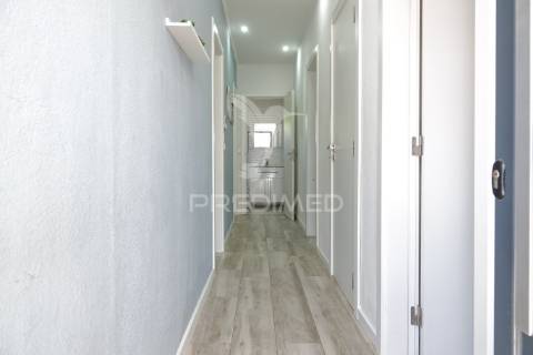 Moradia v2 moderna e remodelada com quintal em alferrarede, abrantes.
