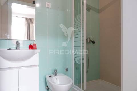 Moradia v2 moderna e remodelada com quintal em alferrarede, abrantes.
