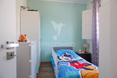 Moradia v2 moderna e remodelada com quintal em alferrarede, abrantes.