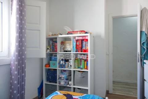 Moradia v2 moderna e remodelada com quintal em alferrarede, abrantes.
