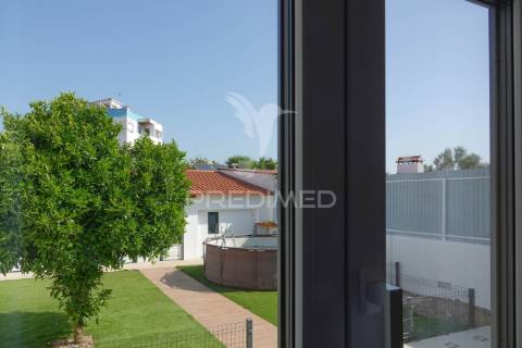 Moradia v2 moderna e remodelada com quintal em alferrarede, abrantes.