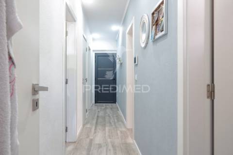 Moradia v2 moderna e remodelada com quintal em alferrarede, abrantes.