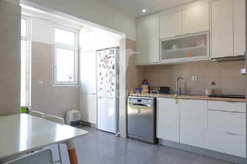 Moradia v2 moderna e remodelada com quintal em alferrarede, abrantes.