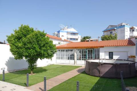 Moradia v2 moderna e remodelada com quintal em alferrarede, abrantes.