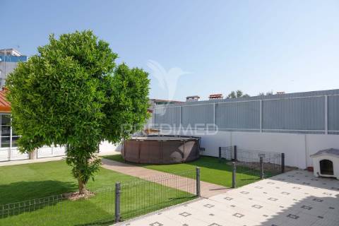 Moradia v2 moderna e remodelada com quintal em alferrarede, abrantes.