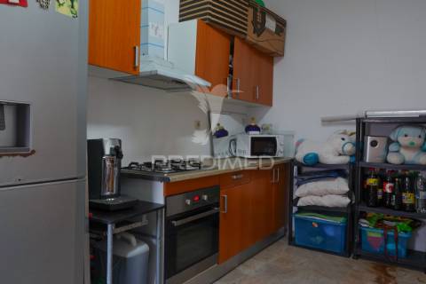 Moradia v2 moderna e remodelada com quintal em alferrarede, abrantes.