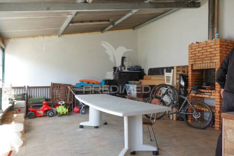 Moradia v2 moderna e remodelada com quintal em alferrarede, abrantes.