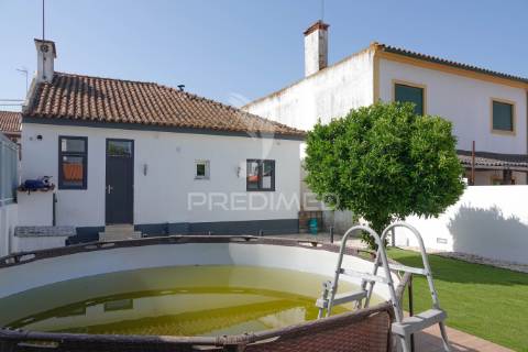 Moradia v2 moderna e remodelada com quintal em alferrarede, abrantes.