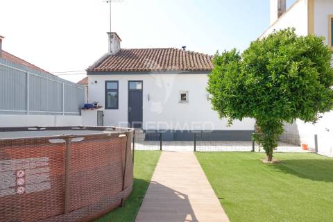Moradia v2 moderna e remodelada com quintal em alferrarede, abrantes.