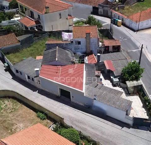 Arrecadação e espaço para arrumos disponível em ribeira de santo andré – asseiceira