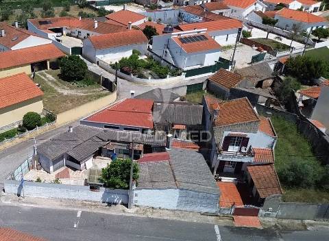 Arrecadação e espaço para arrumos disponível em ribeira de santo andré – asseiceira