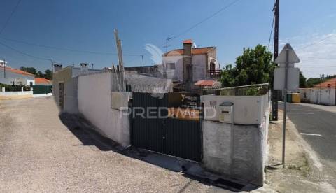 Arrecadação e espaço para arrumos disponível em ribeira de santo andré – asseiceira