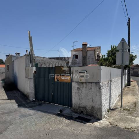 Arrecadação e espaço para arrumos disponível em ribeira de santo andré – asseiceira