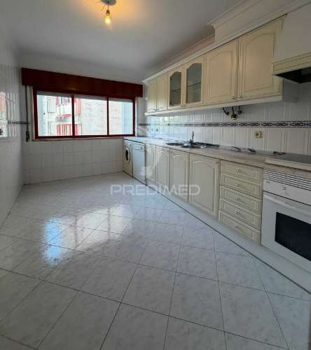 Apartamento t2 com parqueamento em algueirão – mem martins, sintra