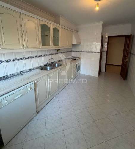 Apartamento t2 com parqueamento em algueirão – mem martins, sintra