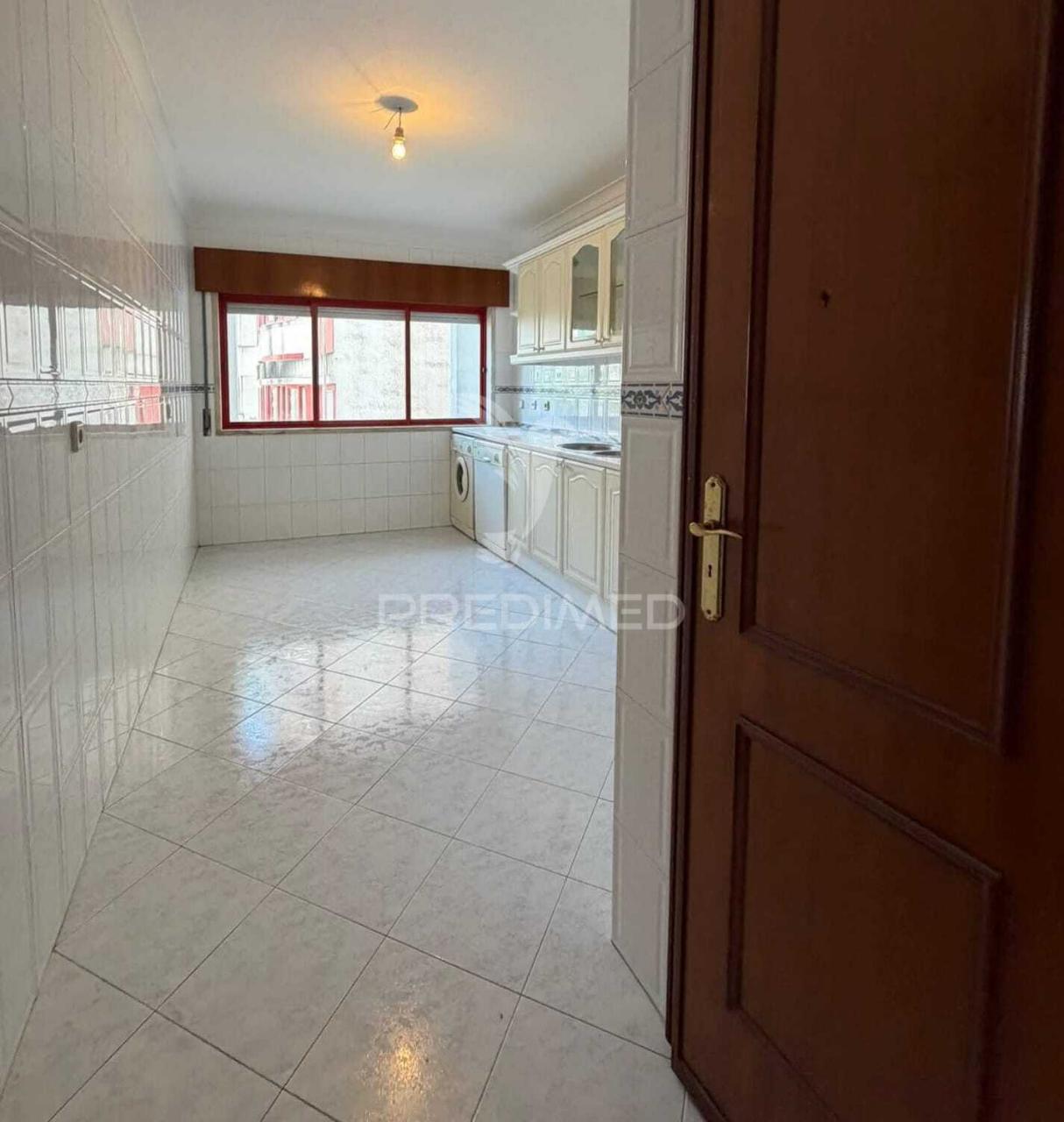 Apartamento t2 com parqueamento em algueirão – mem martins, sintra