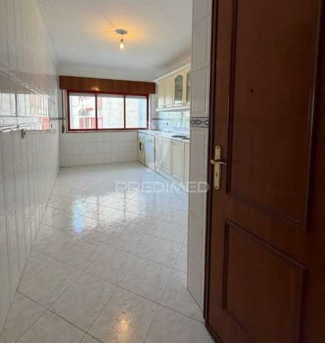 Apartamento t2 com parqueamento em algueirão – mem martins, sintra