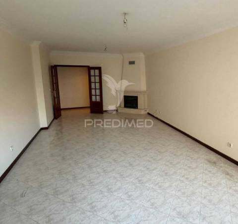 Apartamento t2 com parqueamento em algueirão – mem martins, sintra