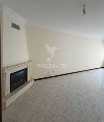 Apartamento t2 com parqueamento em algueirão – mem martins, sintra