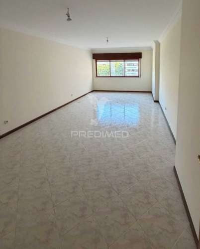 Apartamento t2 com parqueamento em algueirão – mem martins, sintra