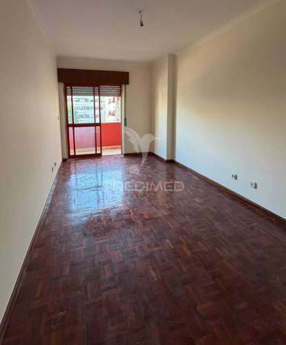 Apartamento t2 com parqueamento em algueirão – mem martins, sintra