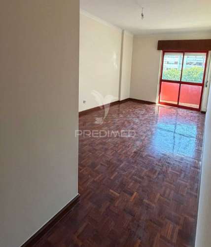Apartamento t2 com parqueamento em algueirão – mem martins, sintra
