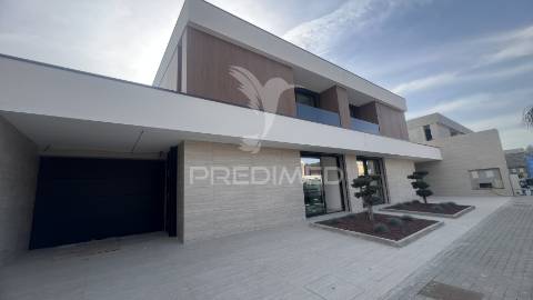 Moradias de luxo t3+1 com piscina - turiz, vila verde (lote-2)