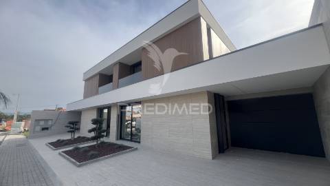 Moradias de luxo t3+1 com piscina - turiz, vila verde (lote-2)