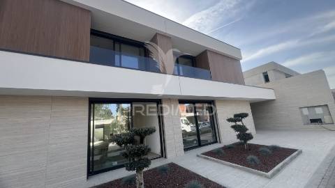 Moradias de luxo t3+1 com piscina - turiz, vila verde (lote-2)