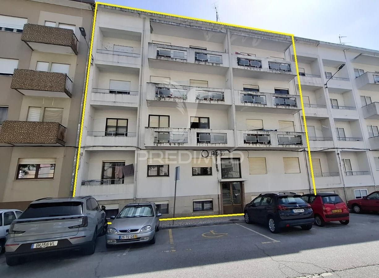 Prédio urbano com 10 habitações na guarda.